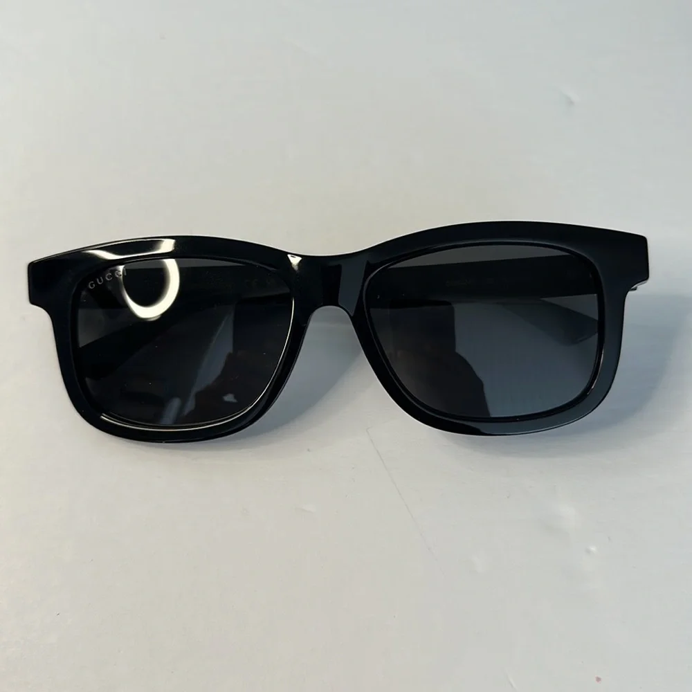 Authentic GUCCI GG0824S 005 square sunglass black frame with grey lenses